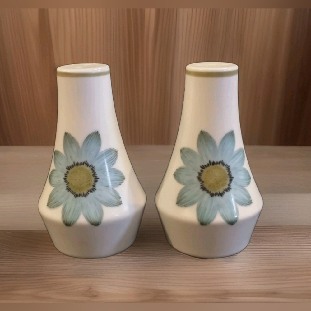 Vintage Noritake Pottery Blue Flowers Salt and Pepper Shakers Set  **NICE**